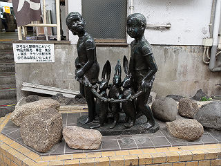 子供 掴む 銅像 なぜ二宮金次郎の銅像は小学校にあるの？